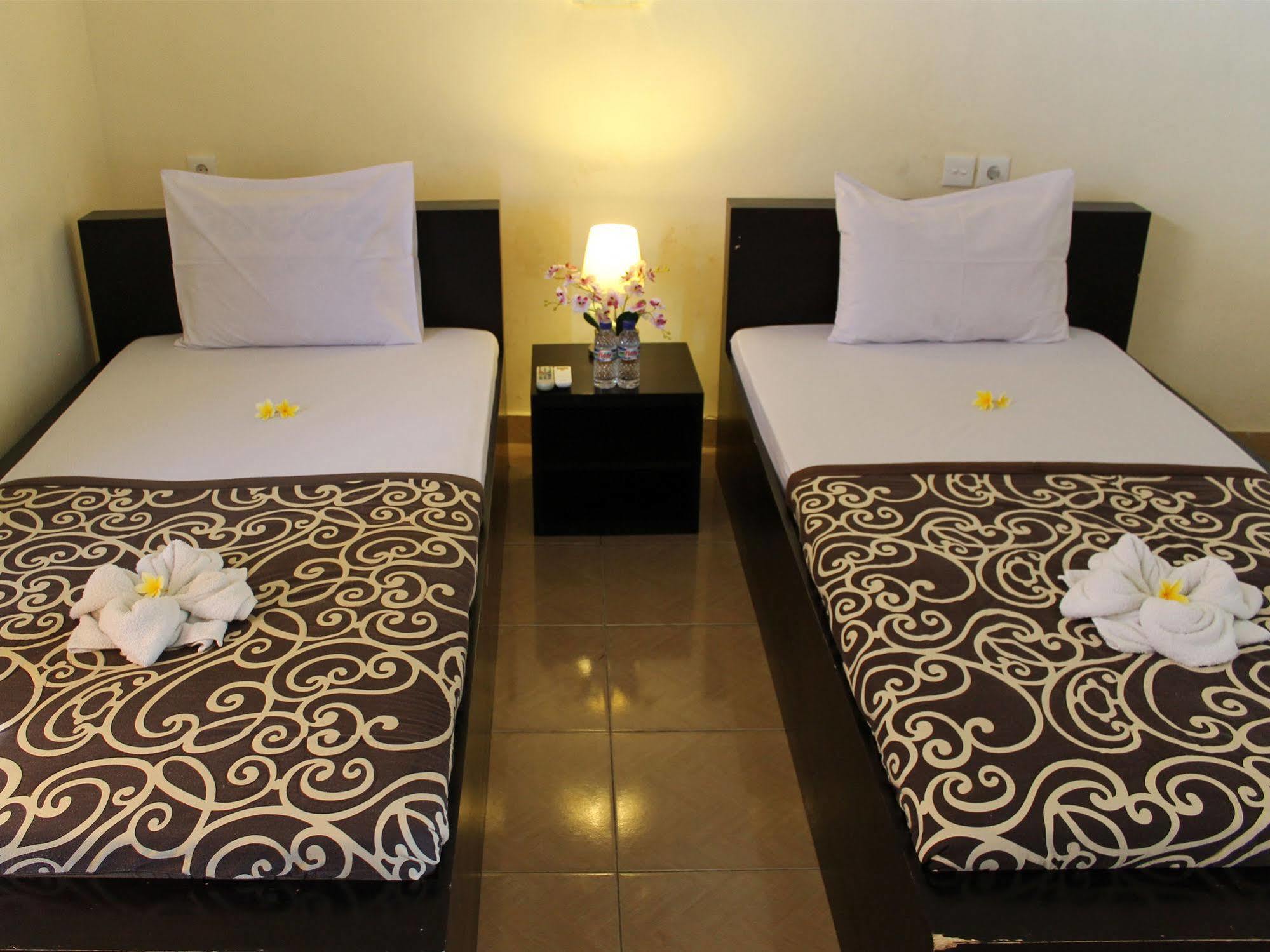 Vaccinated Staff - Oyo 3523 Gong Corner Homestay Kuta  Exterior photo